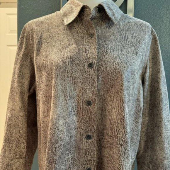 Chico's Size 1. Button down shirt/light jacket with collar. - Picture 1 of 10